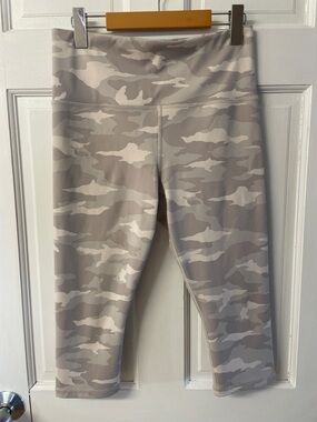 Athleta rlation camo crop athletic leggings women’s size medium